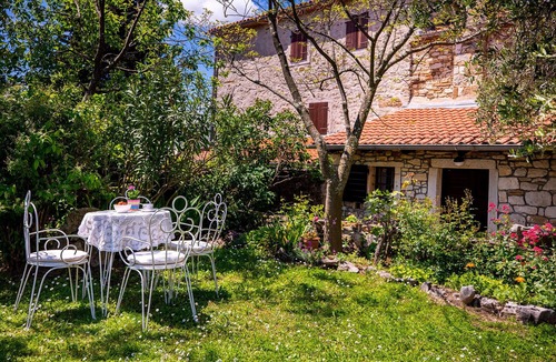 Buzet House | Charming 3-bedroom house with AC and WiFi in Sovinjak
