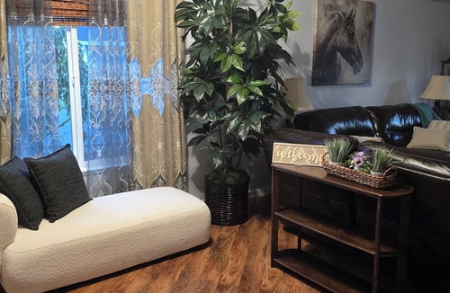 Antelope House | Charming 3-bedroom house in Antelope with cool AC breeze