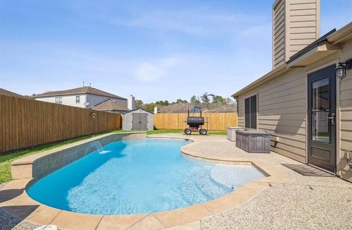 Kingwood House | Charming 3-bedroom house with WiFi, AC in enjoyable Houston with Pool