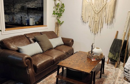 Mannford House | Charming 3-bedroom house with Wifi, soaker tub, rain shower, far infrared sauna