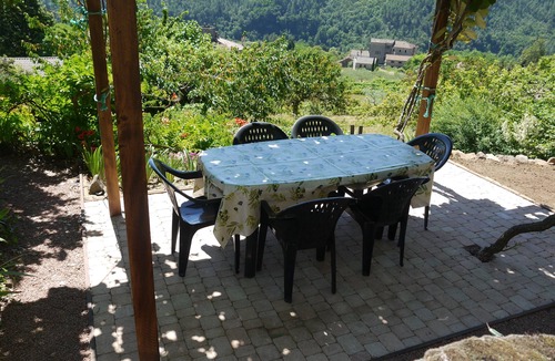 Ribes House | Charming 3 bedroom house, lovely garden, near river 3km