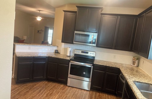 Crowley House | Charming 3-bedroom house with AC, WiFi in serene Crowley
