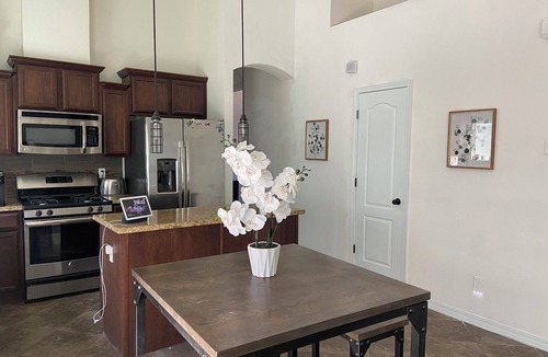 Biggs Field House | Charming 3-bedroom house in El Paso in a safe area with AC and wifi.