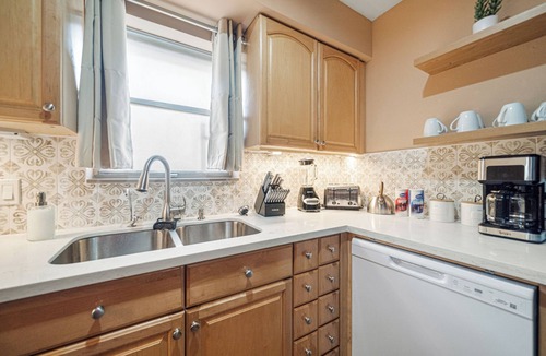 Southeast Houston House | Charming 3-bedroom house near Hobby Airport King Bed
