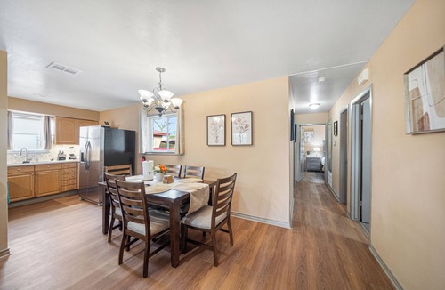 Southeast Houston House | Charming 3-bedroom house near Hobby Airport King Bed