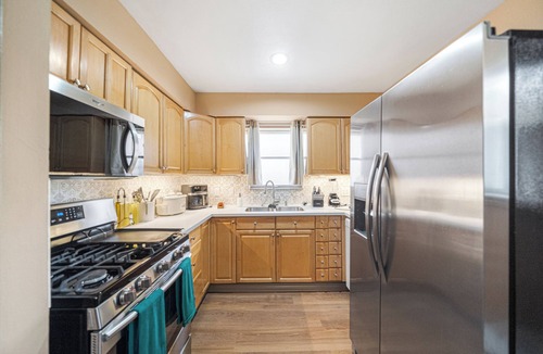 Southeast Houston House | Charming 3-bedroom house near Hobby Airport King Bed