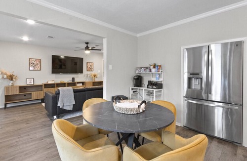 Spring Shadows House | Charming 3-bedroom house in terrific Houston with AC, WiFi