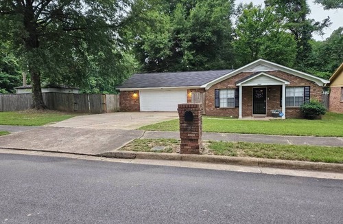 Raleigh House | Charming 3-bedroom house with WiFi, AC in fabulous Memphis