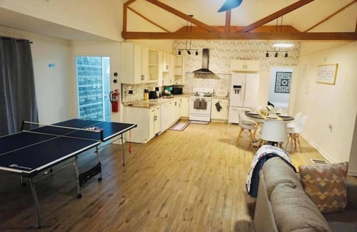 Uptown House | Charming 3-bedroom house in wonderful Memphis with WiFi, AC