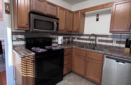Central Gardens House | Charming 3-bedroom house with AC and WiFi in Charming Midtown Memphis Area