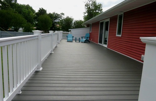 Morehead City House | Charming 3-bedroom house with Privacy Fence, Large Deck, Ping-Pong, Marina
