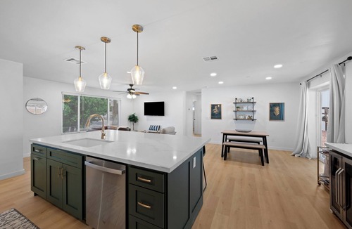 North Mountain House | Charming 3-bedroom house with AC, WiFi in Sunnyslope!