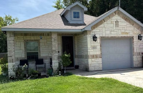 Quinlan House | Charming 3-bedroom house with AC in Quinlan