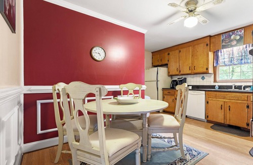 Raleigh House | Charming 3-bedroom house with AC in Raleigh for your stay