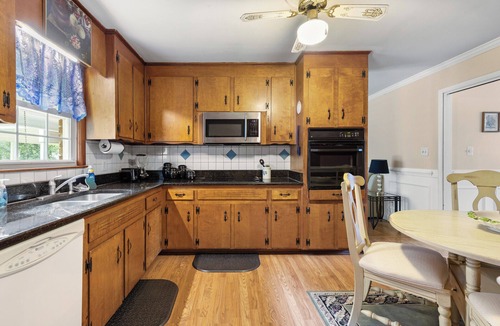 Raleigh House | Charming 3-bedroom house with AC in Raleigh for your stay