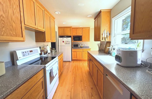 Ravenna House | Charming 3-bedroom house with AC in Seattle