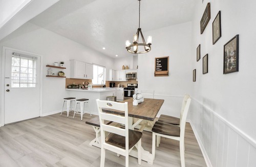 Barker House | Charming 3-bedroom house in lovely Katy with WiFi, sleeps 8.