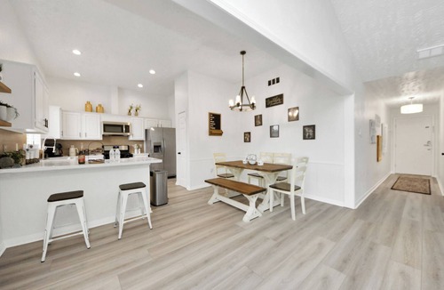 Barker House | Charming 3-bedroom house in lovely Katy with WiFi, sleeps 8.