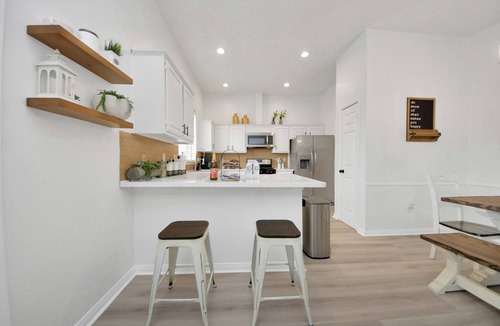 Barker House | Charming 3-bedroom house in lovely Katy with WiFi, sleeps 8.