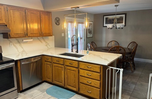 Adkins House | Charming 3-bedroom house with WiFi and AC in St. Hedwig
