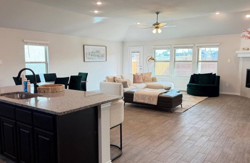 Weston House | Charming 3-bedroom house with AC in Aubrey perfect for relaxing
