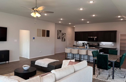 Weston House | Charming 3-bedroom house with AC in Aubrey perfect for relaxing