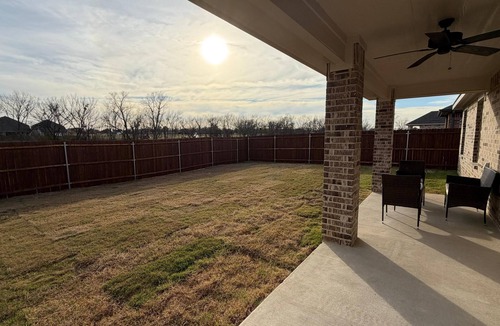 Weston House | Charming 3-bedroom house with AC in Aubrey perfect for relaxing