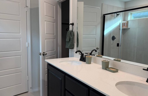 Weston House | Charming 3-bedroom house with AC in Aubrey perfect for relaxing
