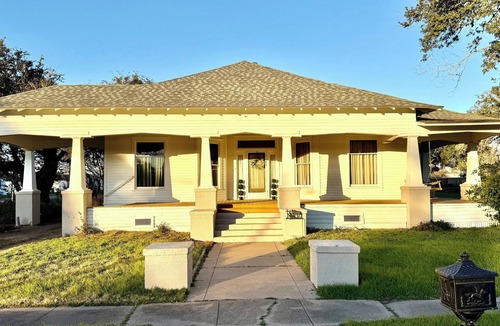 Cuero House | Charming 3-bedroom house with WiFi and AC in Cuero