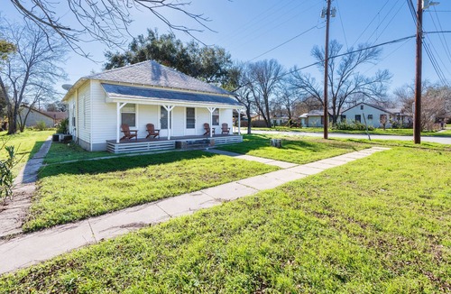 Luling House | Charming 3-bedroom house with AC and WiFi in fabulous Luling