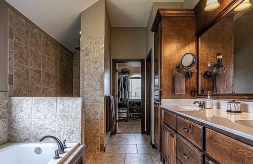 Moore House | Charming 3-bedroom house near Norman!