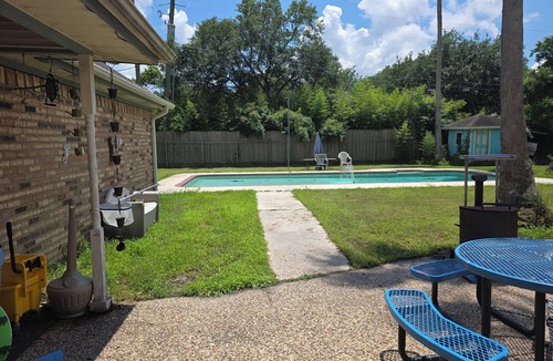 Deweyville House | Charming 3-bedroom house with WiFi and AC in Orange with a pool