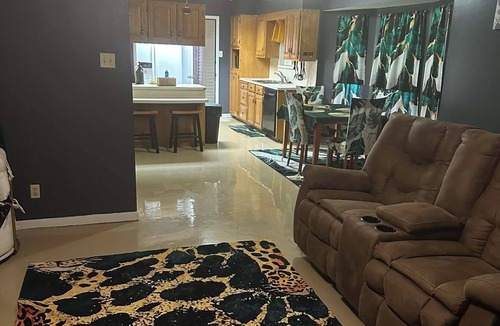 Orange House | Charming 3-bedroom house with AC in quaint Orange