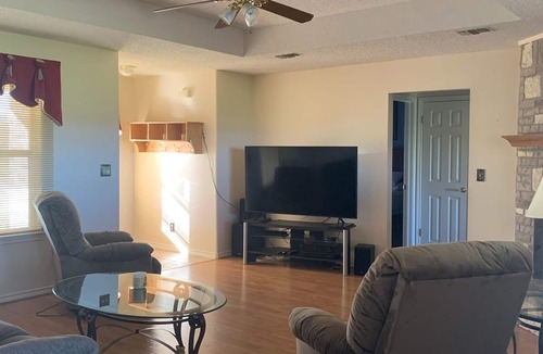 Seguin House | Charming 3-bedroom house between Seguin and New Braunfels - includes RV Hookups