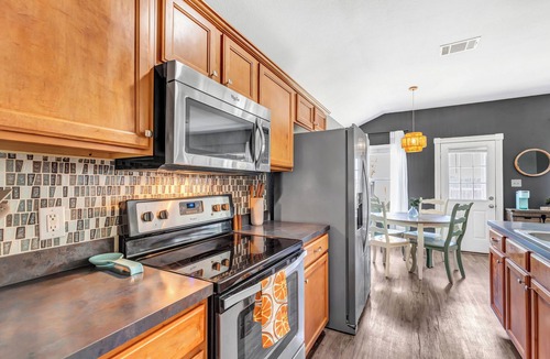 Taylor House | Charming 3-bedroom house with pool, massage chair, fitness room, WiFi in Taylor