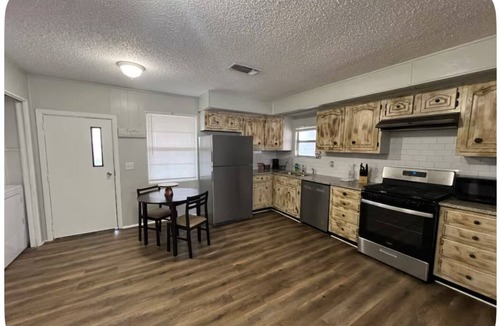 Vernon House | Charming 3-bedroom house with WiFi and AC in Vernon