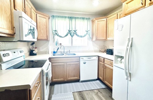 Solomon House | Charming 3-bedroom house with WiFi and AC in tranquil Pima Peach Cottage.