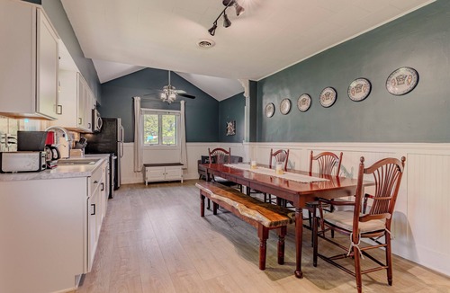 Fostoria Cottage | Charming 3-bedroom lakeside cottage