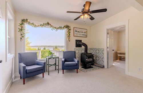 Fostoria Cottage | Charming 3-bedroom lakeside cottage