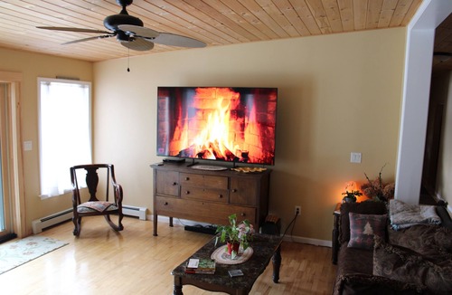 Orrington House | Charming 3-bedroom lake house in Orrington with Wi-Fi, AC and boat dock.