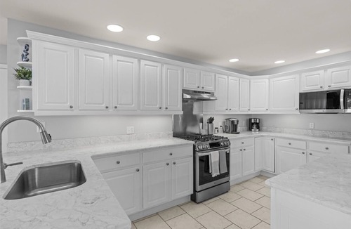 Auburn House | Charming 3-bedroom lake front home with patio, WiFi and AC. Minutes from Auburn.