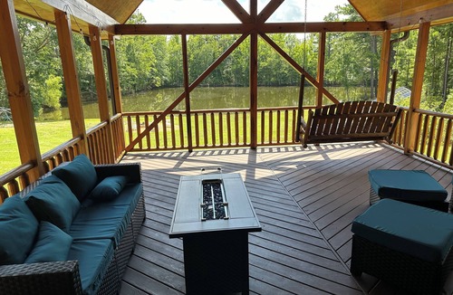 Creedmoor Cabin | Charming 3-Bedroom Log Cabin - Rest & Relaxation