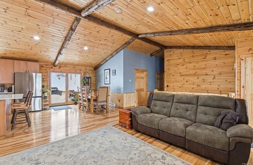 West Eaton House | Charming 3-bedroom Log Cabin in Hamilton perfect for your getaway