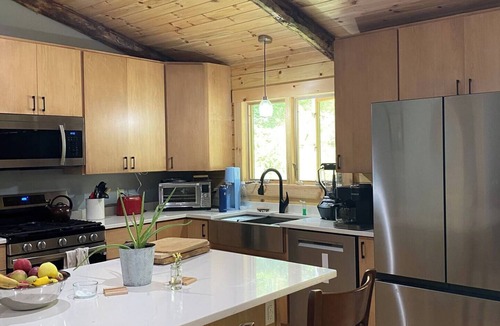 West Eaton House | Charming 3-bedroom Log Cabin in Hamilton perfect for your getaway
