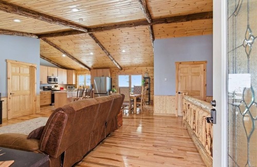 West Eaton House | Charming 3-bedroom Log Cabin in Hamilton perfect for your getaway