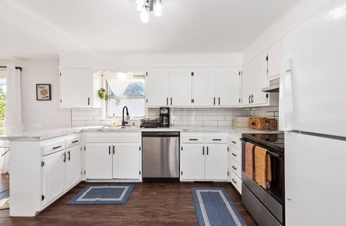 Tulsa House | Charming 3-bedroom Midtown house in with WiFi, work space and private parking,