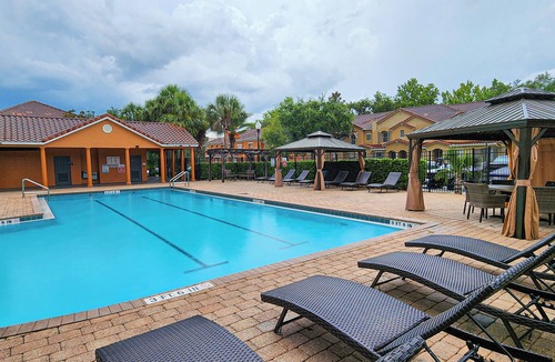 Crestwynd Bay House | Charming 3-Bedroom Modern Townhome near Disney