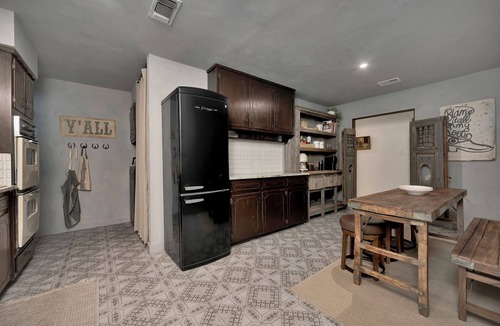 Roanoke House | Charming 3-bedroom Modern Rustic Retreat on 1 acre
