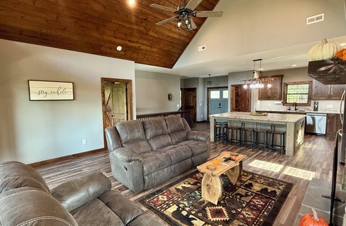 Hayesville Cabin | Charming 3 bedroom Riverside Cabin: WiFi, AC, & 3 Fireplaces in Hayesville, NC