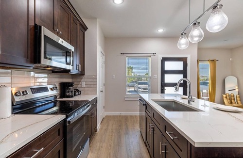 Houston House | Charming 3-bedroom retreat just minutes from Downtown Houston with AC, WiFi,